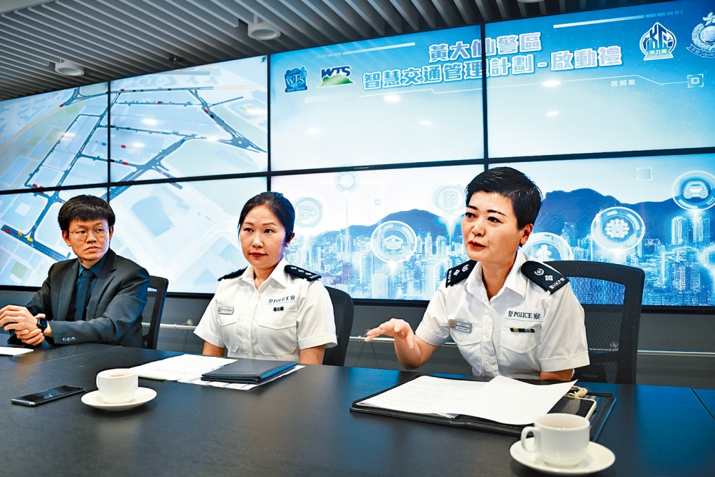 黃大仙警區副指揮官高級警司沈靜芬、黃大仙警區行動主任總督察張泳茵和香港科技大學極智慧城市研究院高級研究工程師吳嘉輝博士(右起)表示,「黃大仙警區智慧交通管理計劃」的成效顯著。