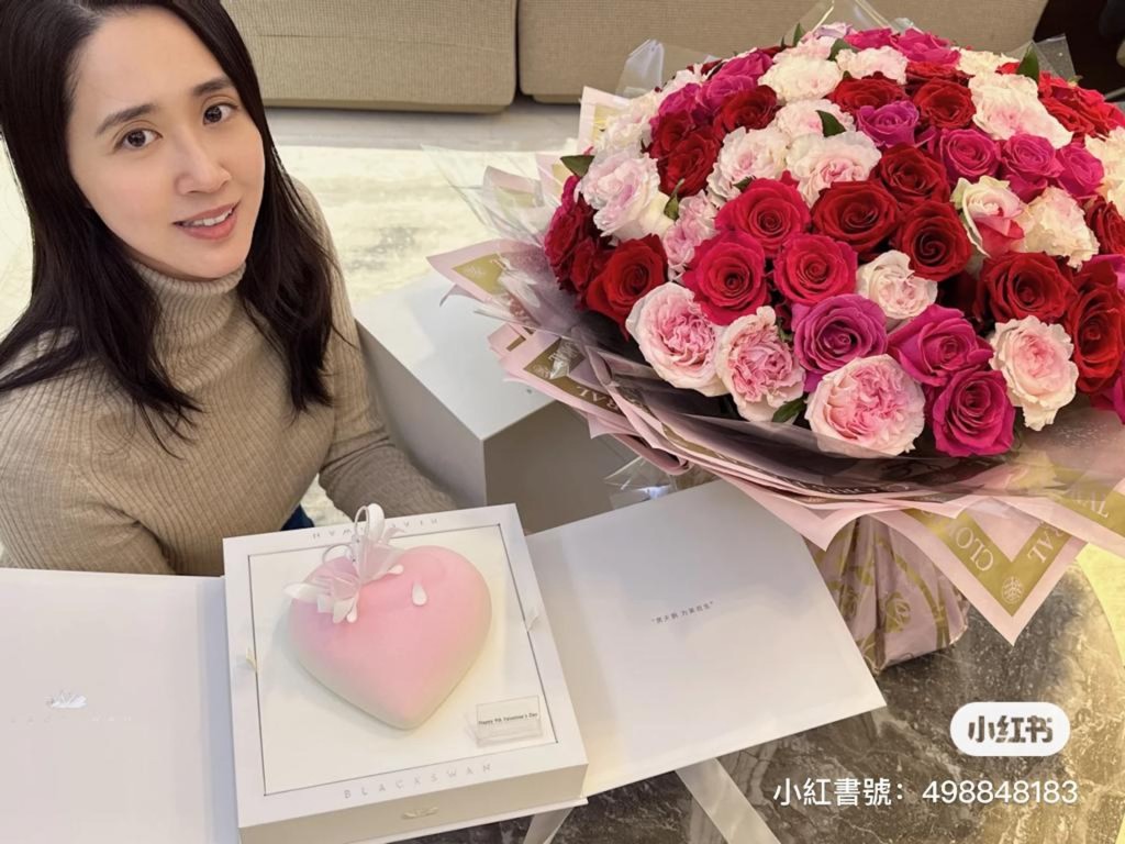 王妤娴34岁生日收到巨型花束及心形蛋糕。