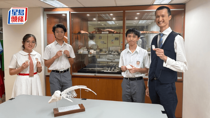 保良局羅氏基金中學為全港首間讓學生解剖海豚和複製海豚骨骼的學校，左起為參與學生楊樂晴、蘇啟睿、黃梓浩，以及副校長梁永健。