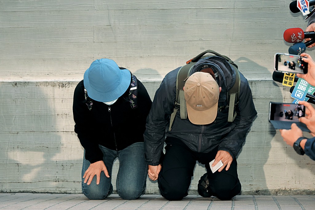 張文父母出面下跪致歉。