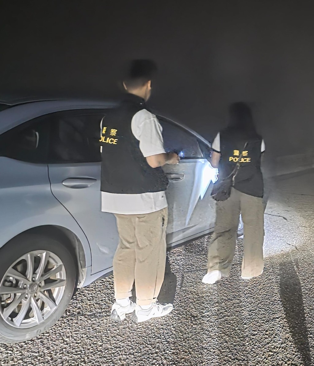 警員於飛鵝山觀景台一帶截查車輛,進行反毒品巡邏及宣傳行動。 警員於飛鵝山觀景台一帶截查車輛,進行反毒品巡邏及宣傳行動。