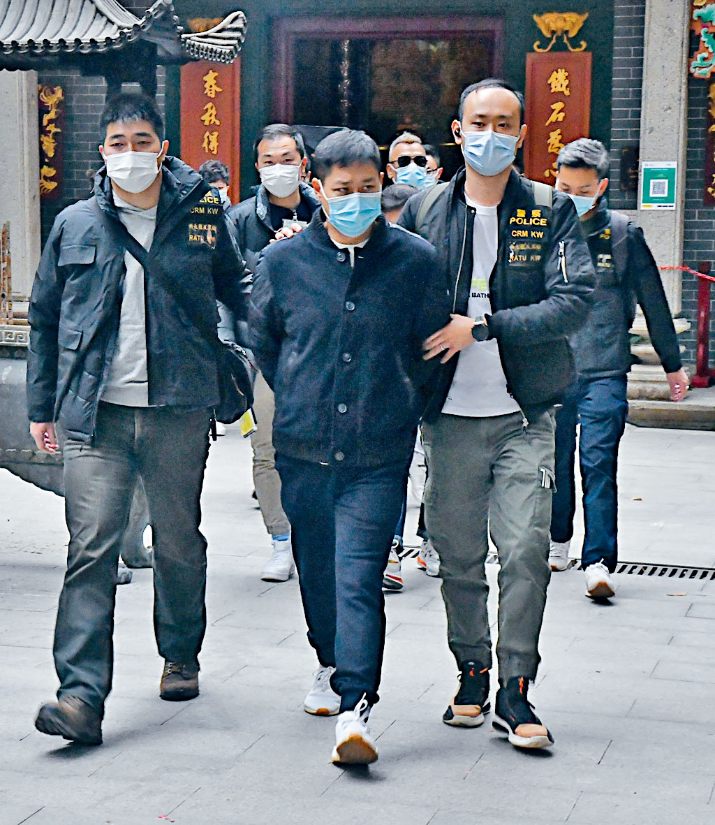 警方偵破黑幫入會儀式,帶走黑幫前坐館「子騰」。