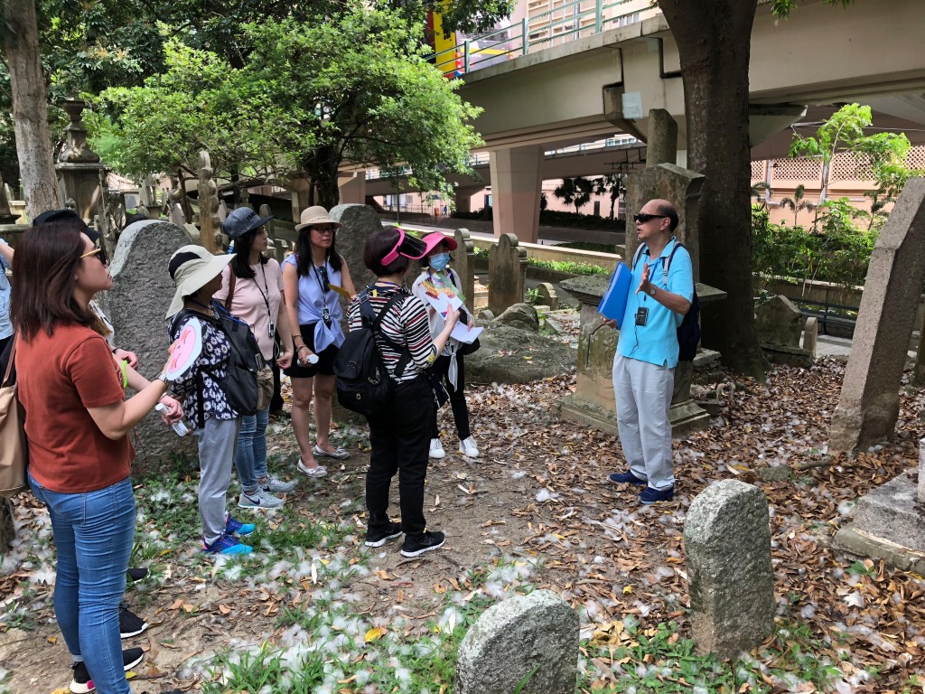 退而不休的許淇聰熱衷於帶領旅客深入富有歷史底蘊的墳場,娓娓道來曾經影響香港發展的重要人物故事。 退而不休的許淇聰熱衷於帶領旅客深入富有歷史底蘊的墳場,娓娓道來曾經影響香港發展的重要人物故事。