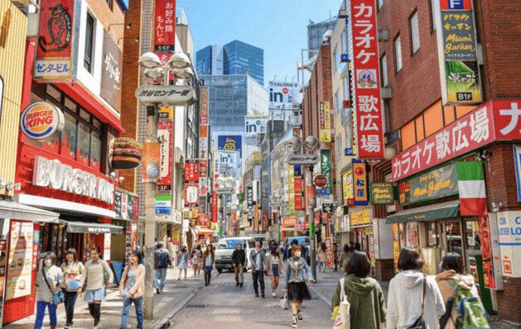 為提高國庫收入,執政自民黨政府正考慮讓外國訪客承擔更多稅收的方案,其中包括廢除外國人在日本購物的免消費稅優惠。Alamy 為提高國庫收入,執政自民黨政府正考慮讓外國訪客承擔更多稅收的方案,其中包括廢除外國人在日本購物的免消費稅優惠。Alamy