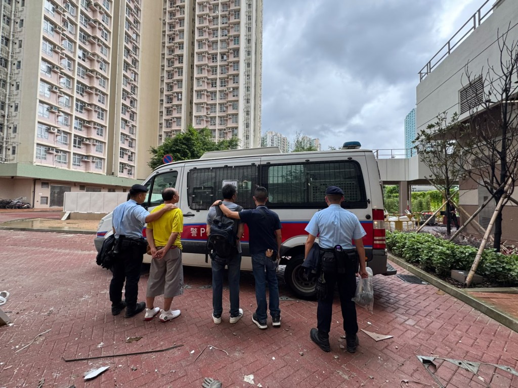 警聯同入境處新界南打擊黑工及掃黃 拘捕35人 包括12名賣淫女。警方提供