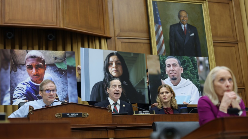 民主黨的拉斯金（Jamie Raskin，中）遭邦迪攻擊是「過氣律師」。 美聯社