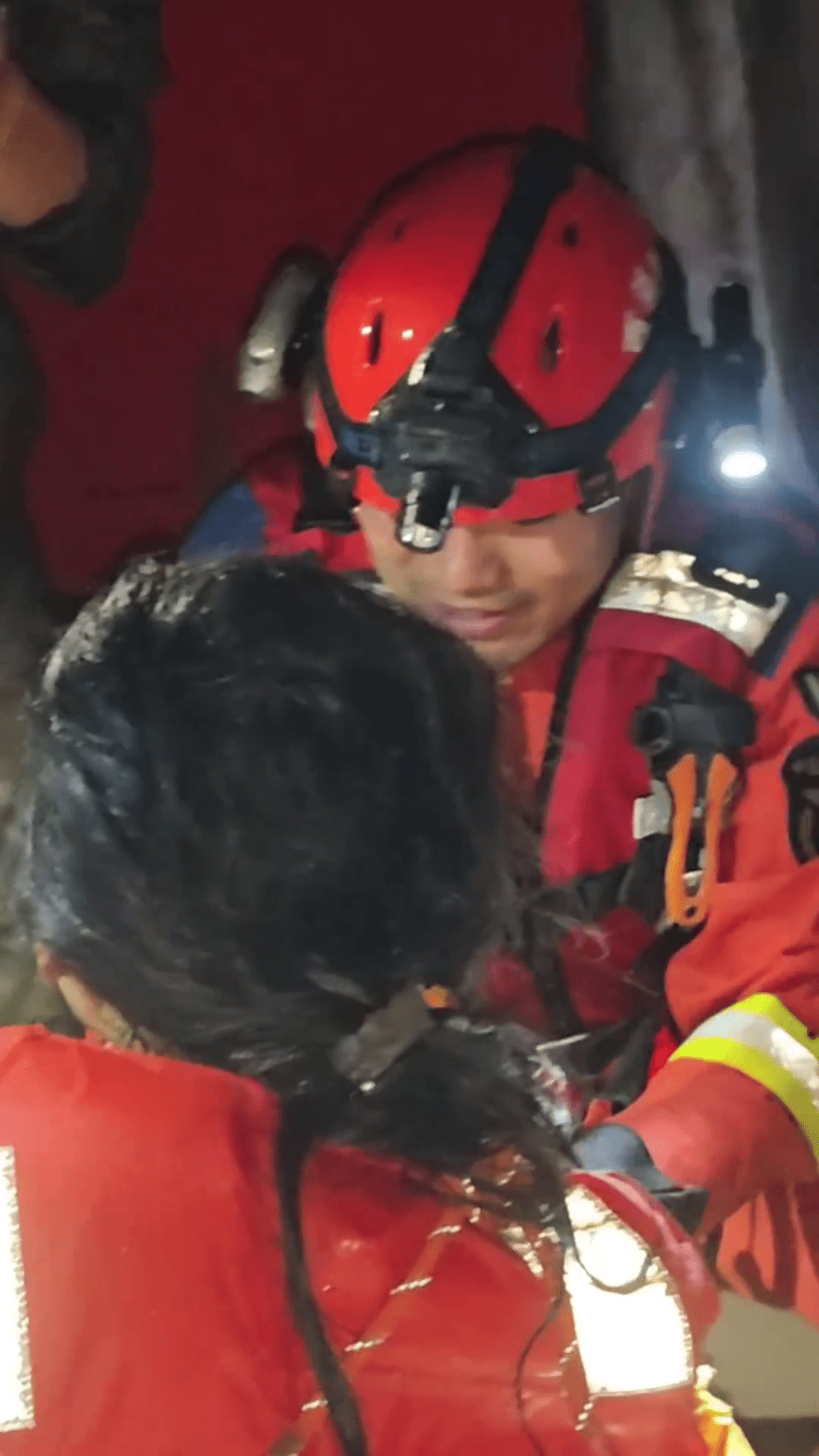 廣西橫州一家三口在被洪水浸泡10小時後獲救。 廣西消防 廣西橫州一家三口在被洪水浸泡10小時後獲救。 廣西消防