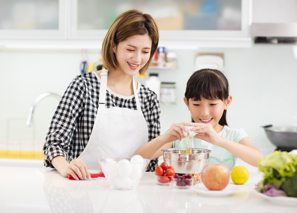 跟孩子一起下廚能培養親子間的默契。