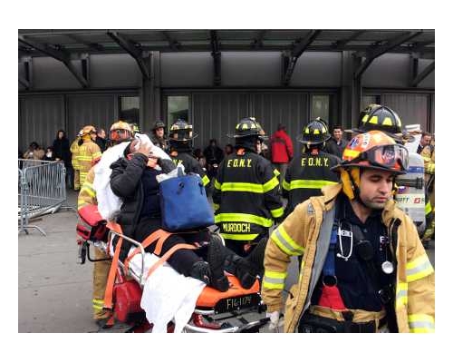 消防员在现场救援。AP