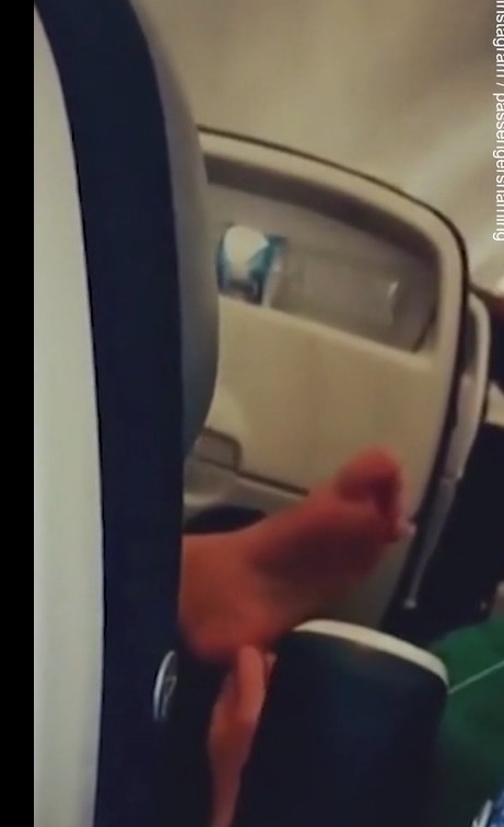 客機上拍到有搭客脫了鞋。網圖
