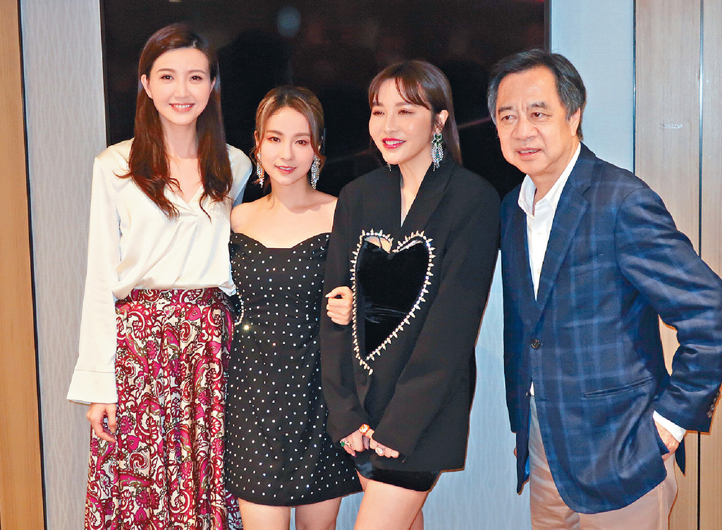 ■（右起）何麗全、胡曦文、谷婭溦和吳若希在慶功宴合照。
