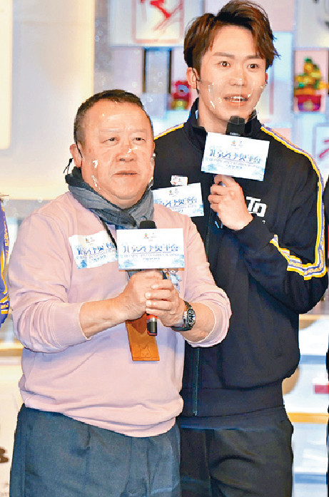 ■曾志偉與鄭衍峰出席冬奧節目拜神儀式。