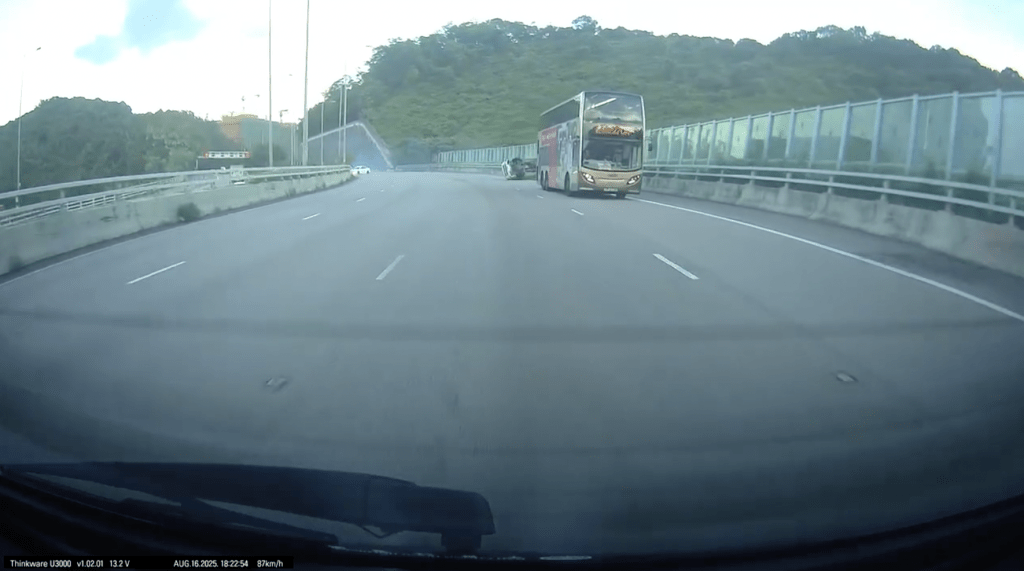 客貨車被猛撞後向右翻側，四輪朝天由左4線滑行至左1線，再撞向路邊石壆。