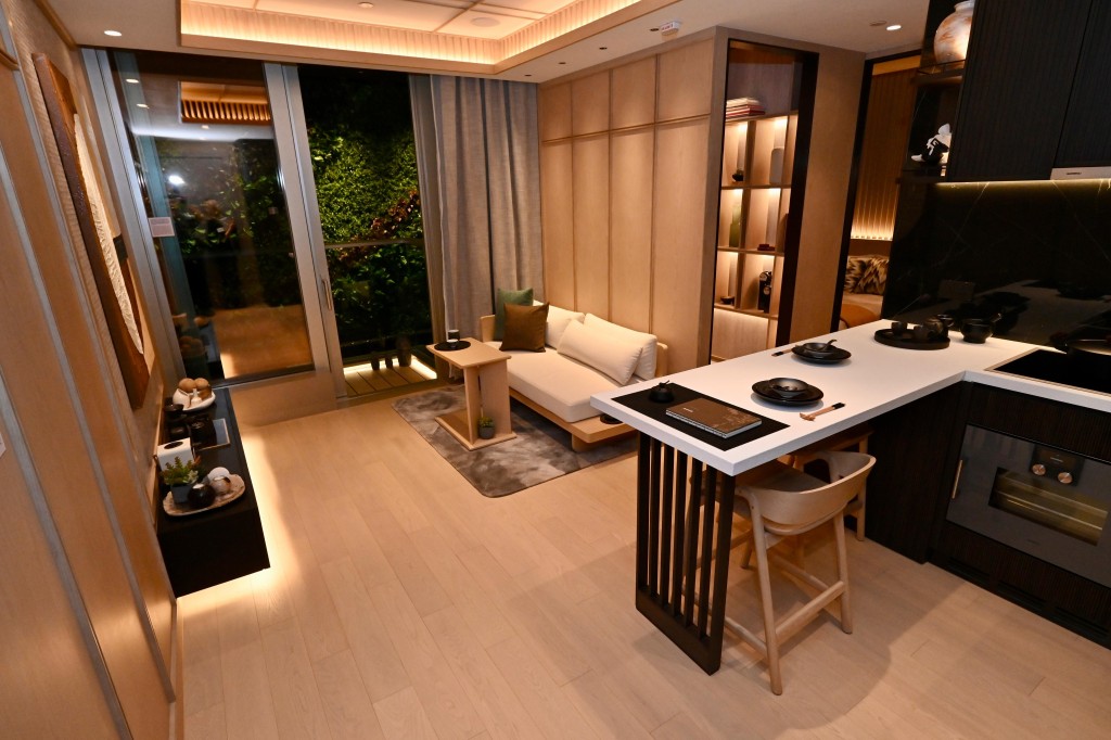 客廳以淺色原木作主調，打造日系簡樸舒適的氛圍