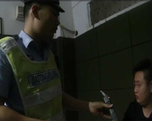 重慶一名男子酒後與友人發生口角,隨後駕車撞向友人不果,其後報警稱遭人追殺。 網上圖片