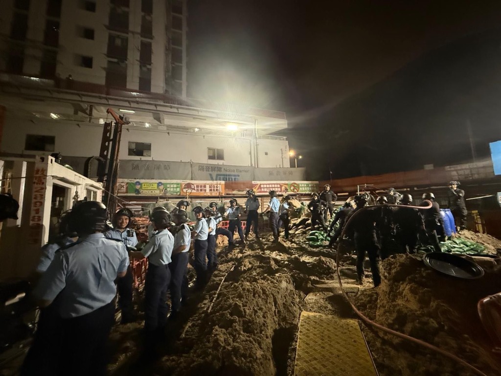 警方連夜拆除炸彈,最終花費9個多小時完成拆彈工作。香港警察fb圖片 警方連夜拆除炸彈,最終花費9個多小時完成拆彈工作。香港警察fb圖片