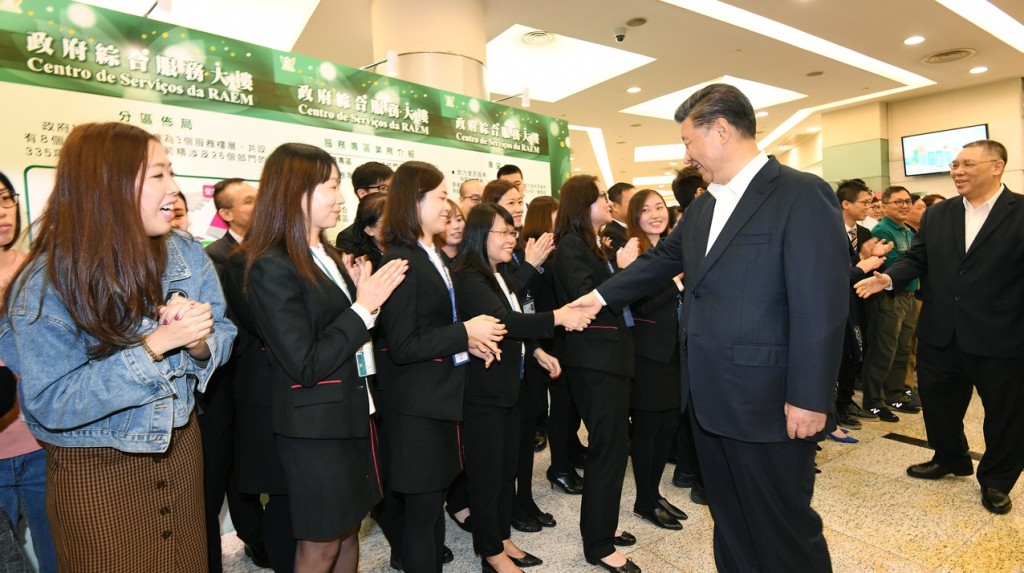 習近平參觀黑沙環政府綜合大樓。澳門新聞局圖片