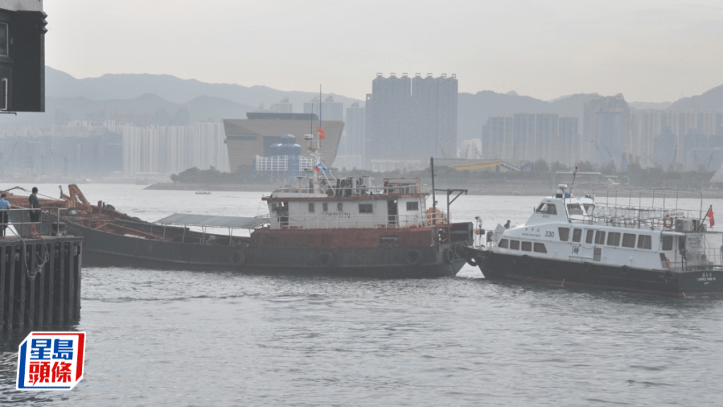 肇事貨船(圖左)泊在碼頭對開海面。楊偉亨攝