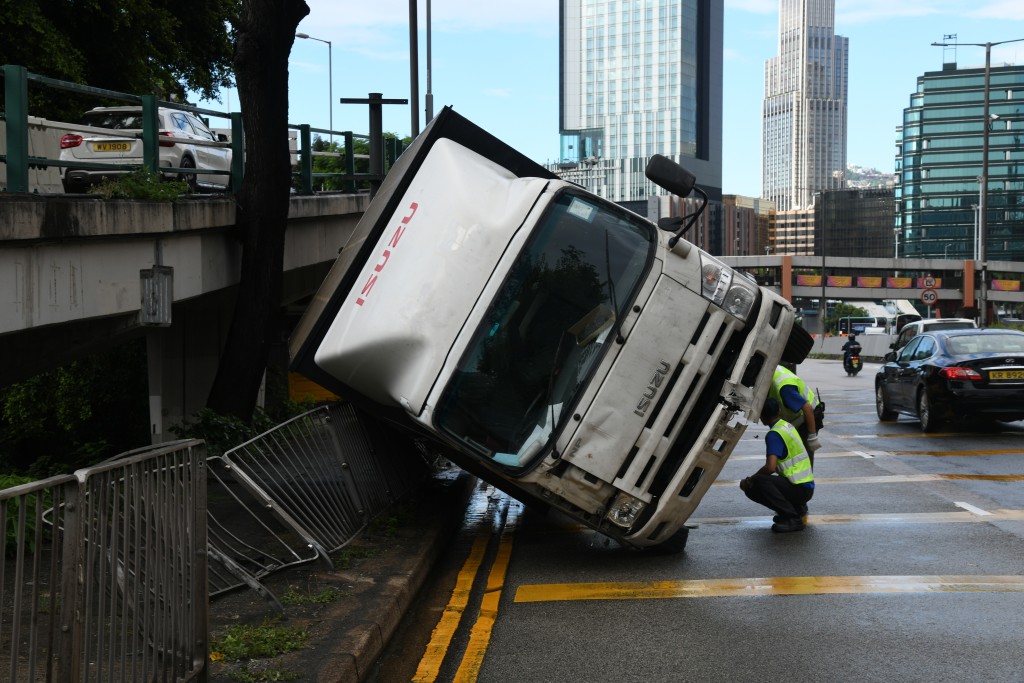 貨車翻側壓毀鐵欄。