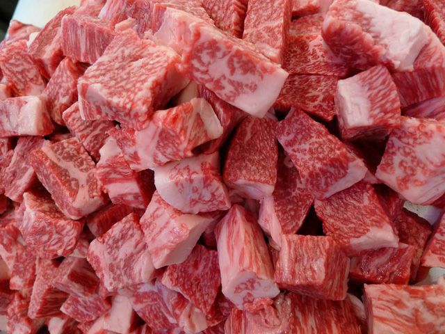 「極致可樂餅」選用神戶牛的肩肉切成骰子粒狀做餡。 旭屋官網