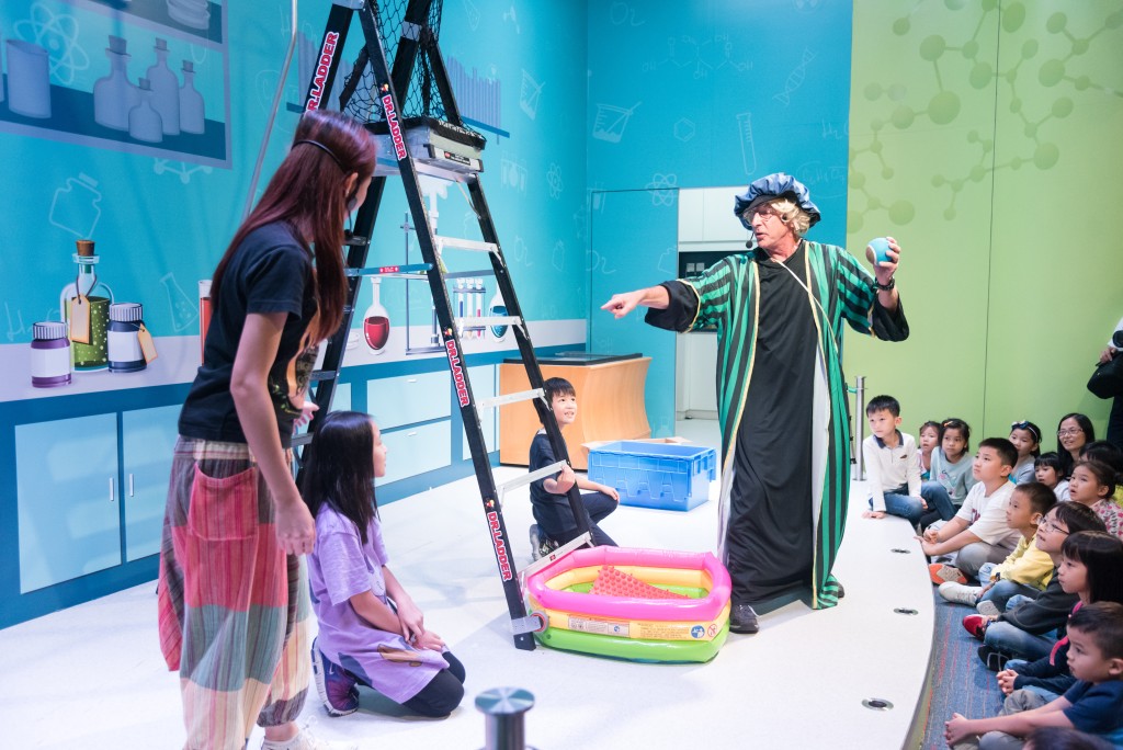 科學教育專家Eddie Goldstein（左四）認為，在家自學讓孩子可按照個人興趣及步伐，透過生活探索科學。