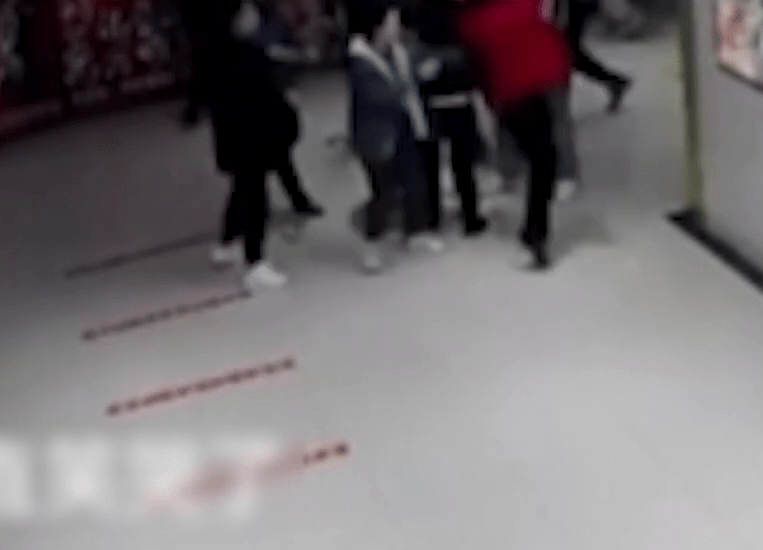 红衫男冲向学生拳打脚踢。