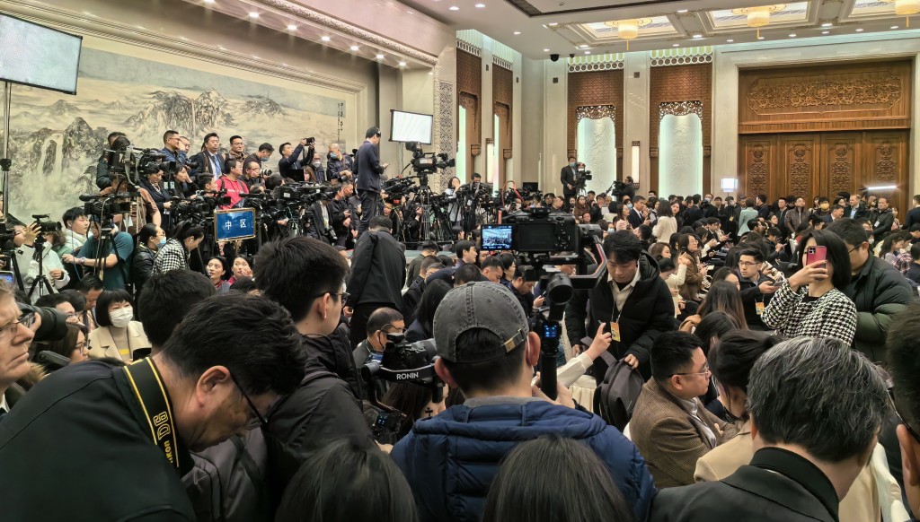 人大記者會現場「人山人海」。 張言天攝