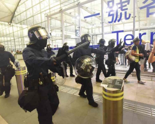 前年機場客運大樓「和你飛」集會發生衝突。資料圖片