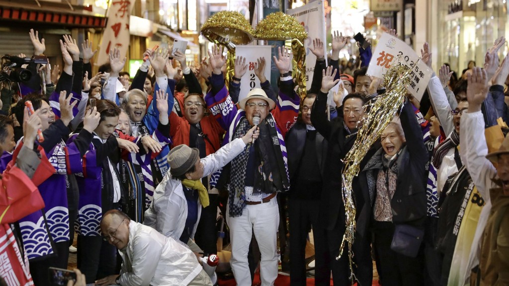 日本民眾得悉大阪奪得2025世博主辦權時，在心齋橋一帶街上開心慶祝。路透社