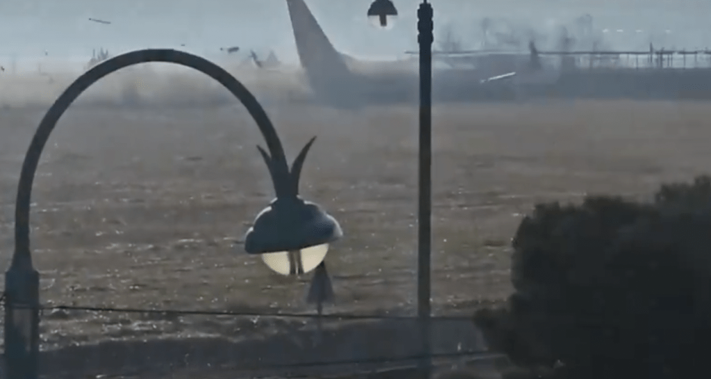 29日空難中，飛機亦是滑行偏離跑道，撞上高牆後起火。