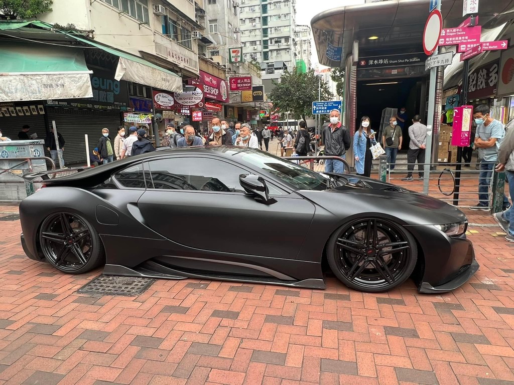 有黑色寶馬超級跑車日前停泊在深水埗鴨寮街，惹來大批市民圍觀。（香港突發事故報料區FB相片）