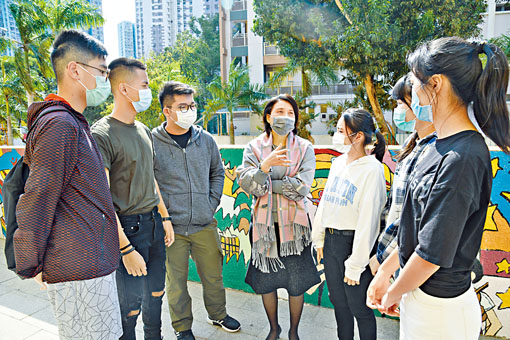 校長邱潔瑩（中）表示，為培養考生的應試情緒及適應考試時間，停課期間要求學生在早上進行模擬考試；考生潘恩慈（右三）指安排有助應考。