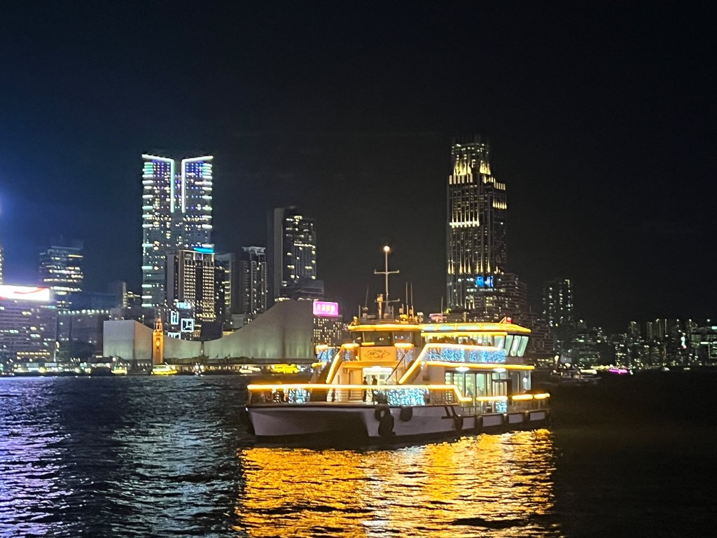 會議議程以外,大會將安排與會賓客夜遊維港。(圖片鳴謝:香港水上的士) 會議議程以外,大會將安排與會賓客夜遊維港。(圖片鳴謝:香港水上的士)