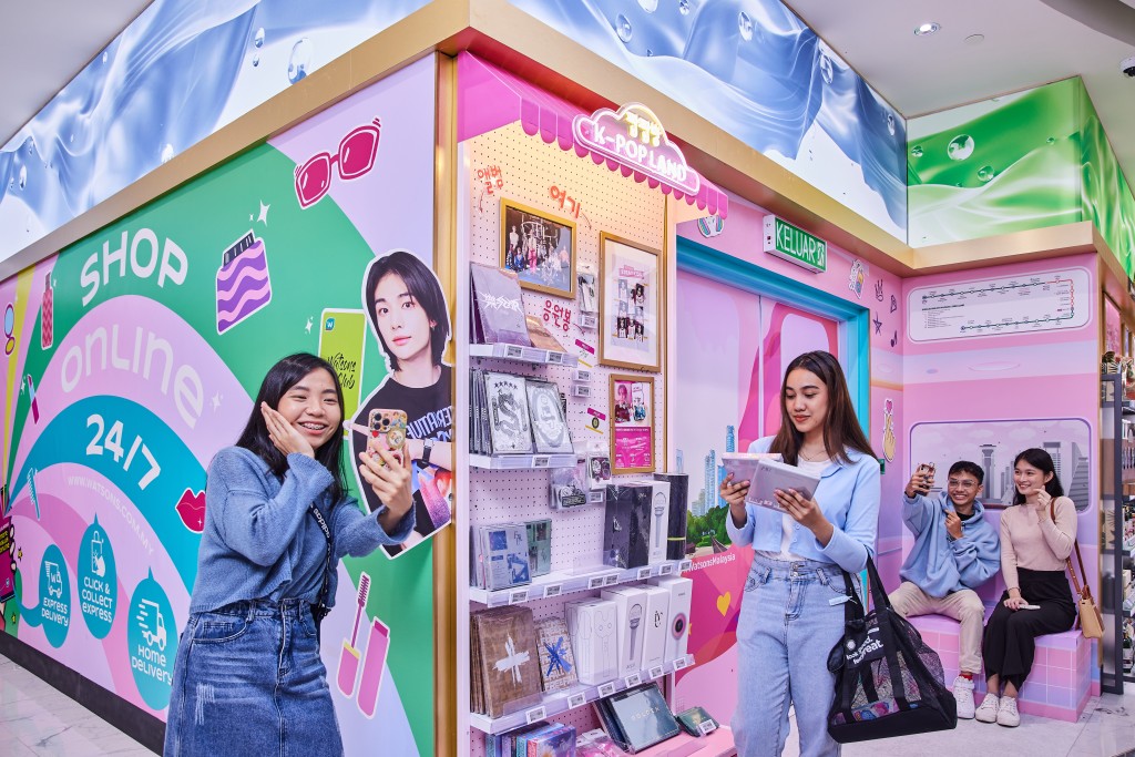 马来西亚屈臣氏升级店铺增设了各种产品专区，包括My Beauty、Hair  Studio、Watsons To Go及K-pop Land专区。