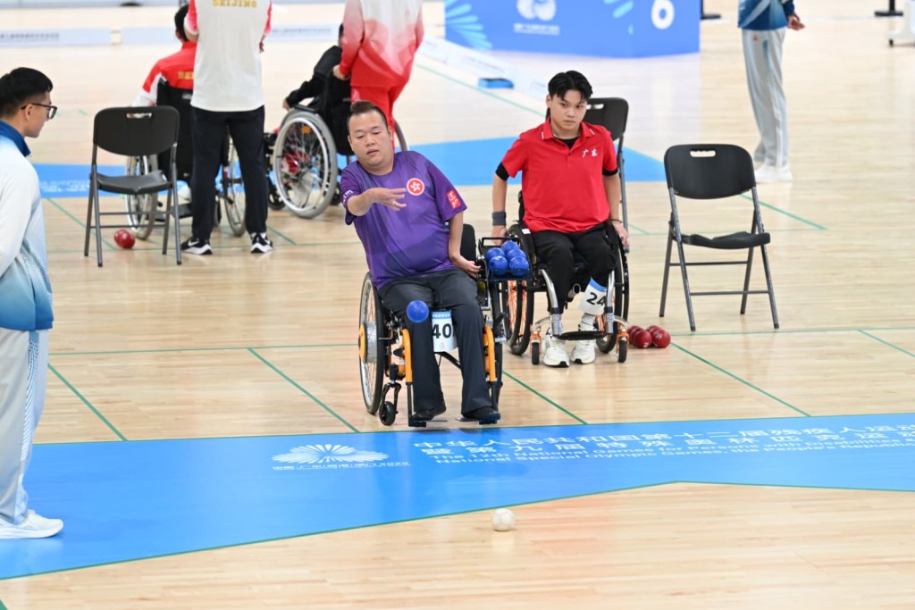 梁育榮(左)拿下港隊今屆首面硬地滾球金牌。廖偉業攝