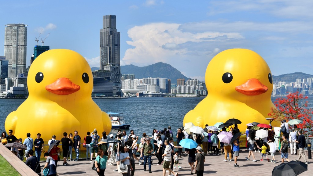 早前泄气的黄鸭返回维港吹气，大批市民到场拍照。卢江球摄