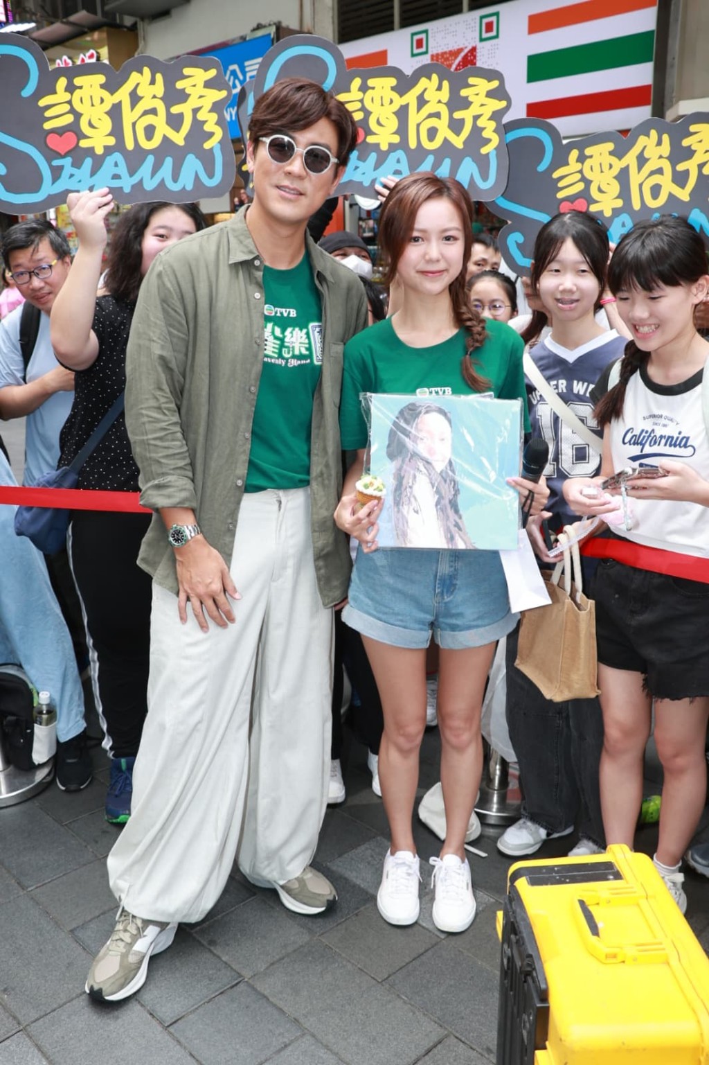 胡敏芝劇中年幼時被譚俊彥收養。 胡敏芝劇中年幼時被譚俊彥收養。