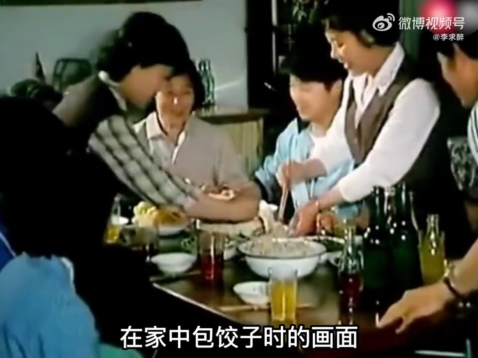 李连杰与家人围埋包饺子。