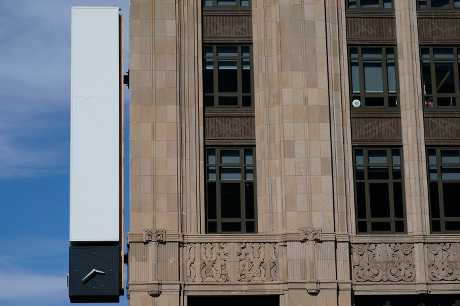 X总部大楼顶的招牌已消失。美联社