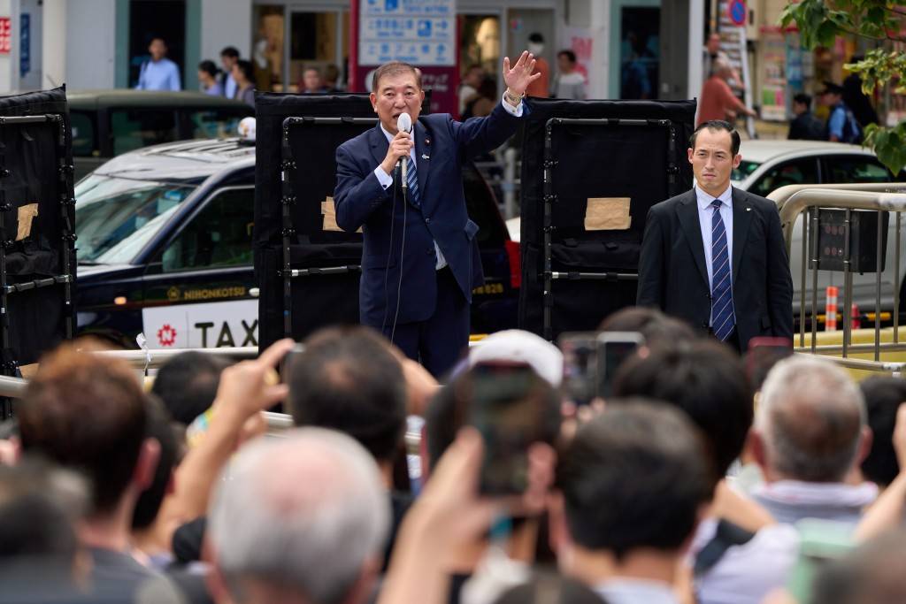 石破茂於選舉前一天，在東京上野車站前進行演講。（新華社）