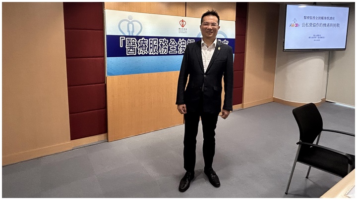 醫管局總行政經理(服務轉型)陳允健介紹公私營協作計畫的未來方向。 朱慧恩 攝