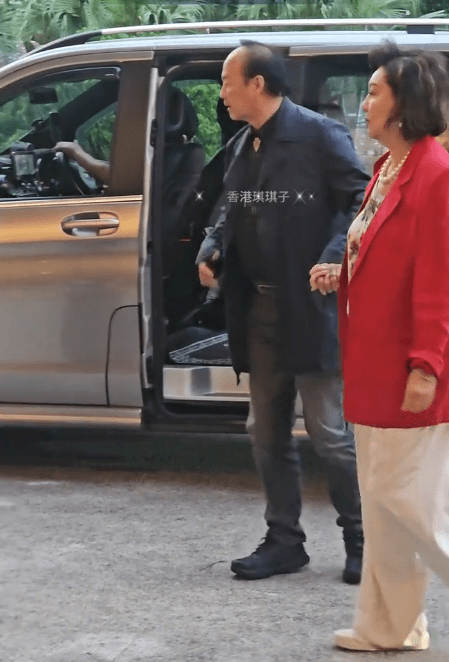 狄龍年事已高，見到他步履蹣跚。