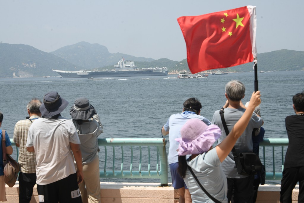 山東號離開香港情況 - 海怡半島市民歡送。陳浩元攝 山東號離開香港情況 - 海怡半島市民歡送。陳浩元攝