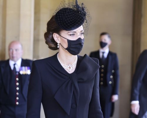 凱特於菲臘親王喪禮戴女皇珍藏珍珠頸鍊。AP圖片