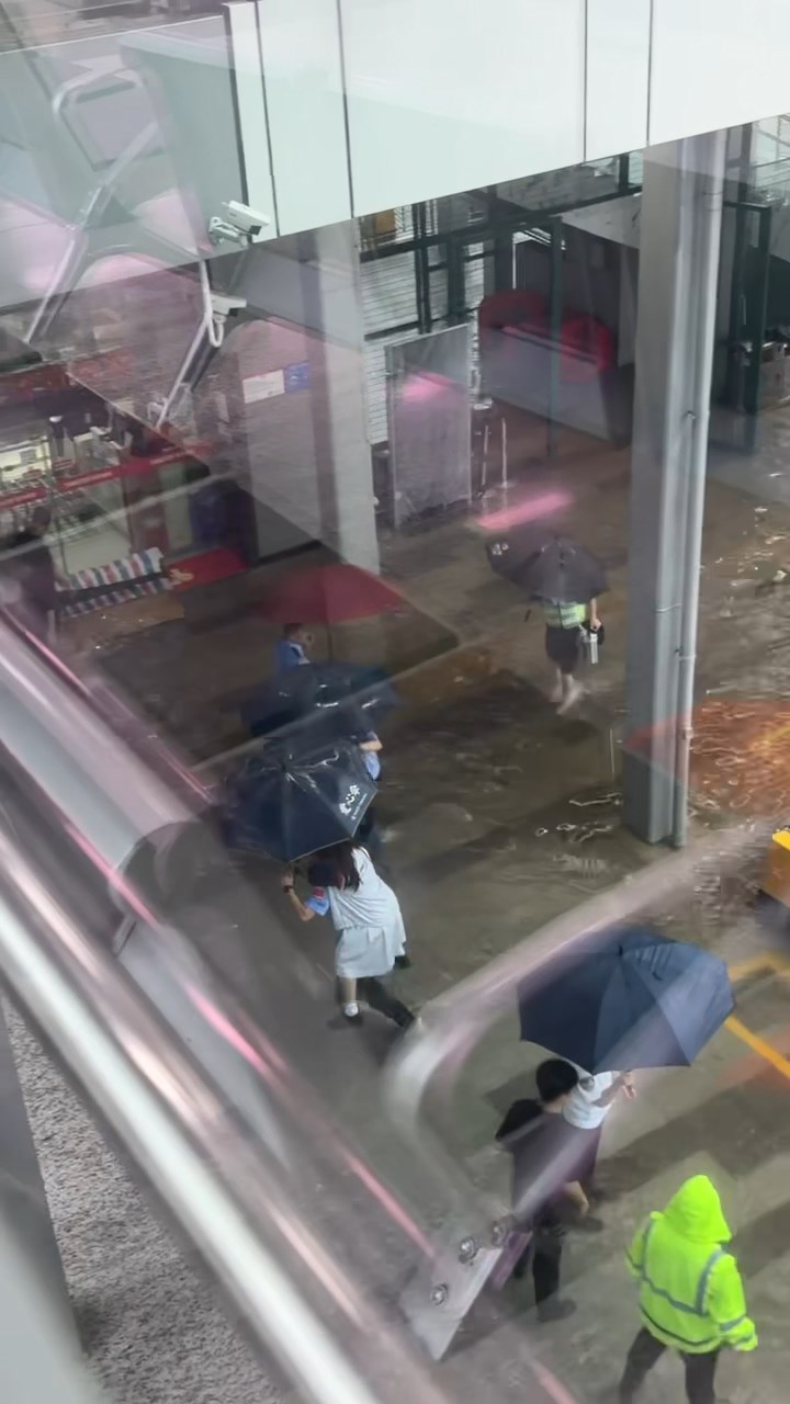 2名邊檢人員輪流背起跨境女學生落車到入境大廳過關回家。小紅書片段 2名邊檢人員輪流背起跨境女學生落車到入境大廳過關回家。小紅書片段