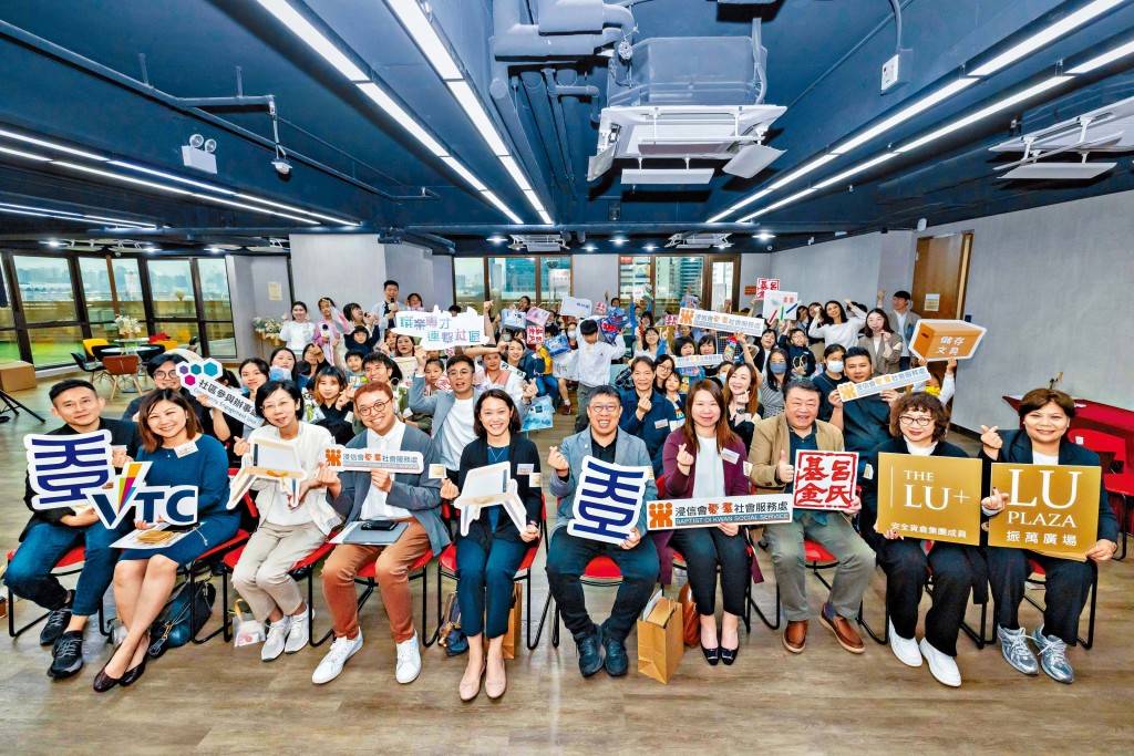 蒞臨主持《小「提」大「造」多功能學習百寶箱》發報會儀式主禮嘉賓:社會福署荃灣及葵青區助理福利專員陳淑瑛女士、HKDI副院長譚智恒先生、浸信會愛羣社會服務處服務總監周靄婷女士、呂氏基金及振萬廣場代表黃慧如先生及唐玉嬋女士。 蒞臨主持《小「提」大「造」多功能學習百寶箱》發報會儀式主禮嘉賓:社會福署荃灣及葵青區助理福利專員陳淑瑛女士、HKDI副院長譚智恒先生、浸信會愛羣社會服務處服務總監周靄婷女士、呂氏基金及振萬廣場代表黃慧如先生及唐玉嬋女士。