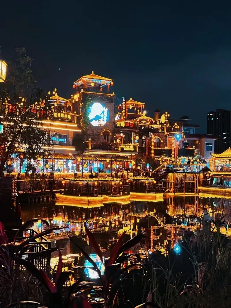 東莞夜遊好去處2024｜3. 西溪古村　晚上歌聲伴燈影，非常熱鬧，是夜遊好去處。（圖片來源：Trip.com）