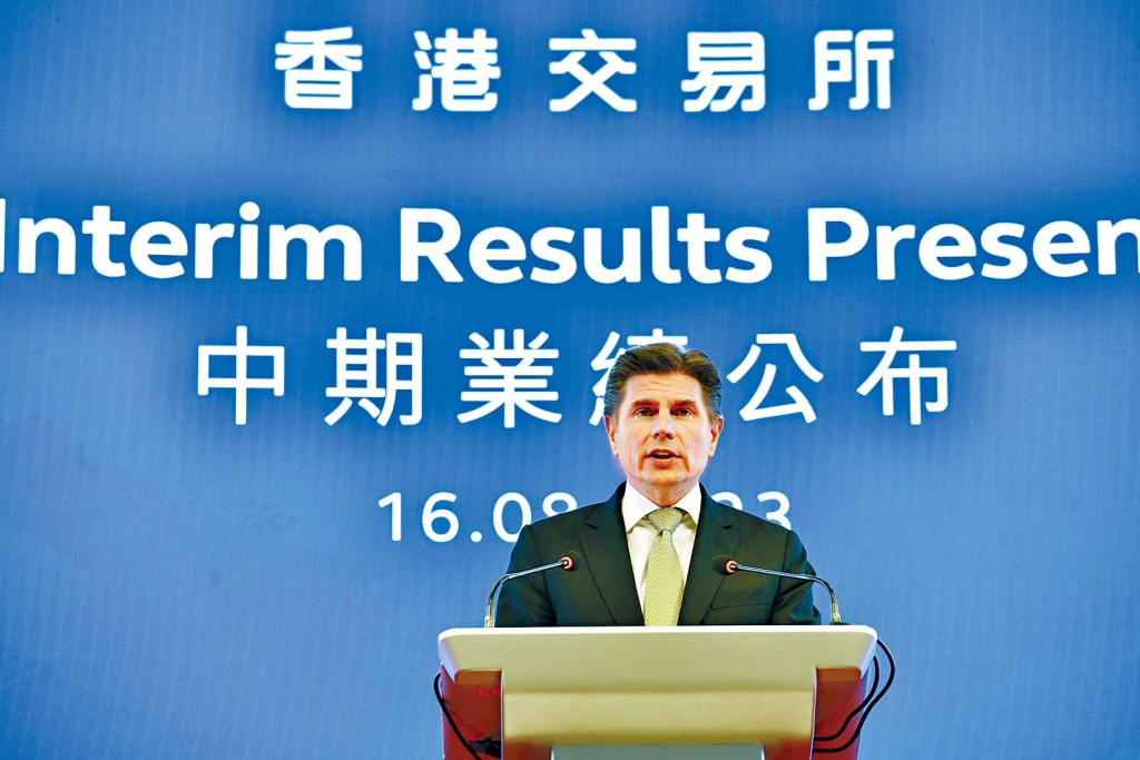 港交所行政總裁歐冠昇預期，未來季度利息收入將減少。