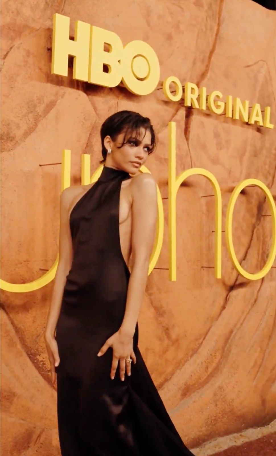 Zendaya以真空露背晚裝亮相《毒癮女孩3》首映。