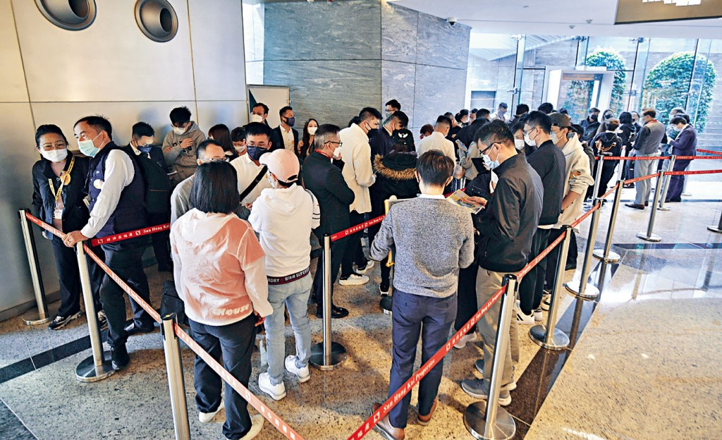 NOVO LAND示範單位昨日再現排隊人潮，大批市民到場參觀。